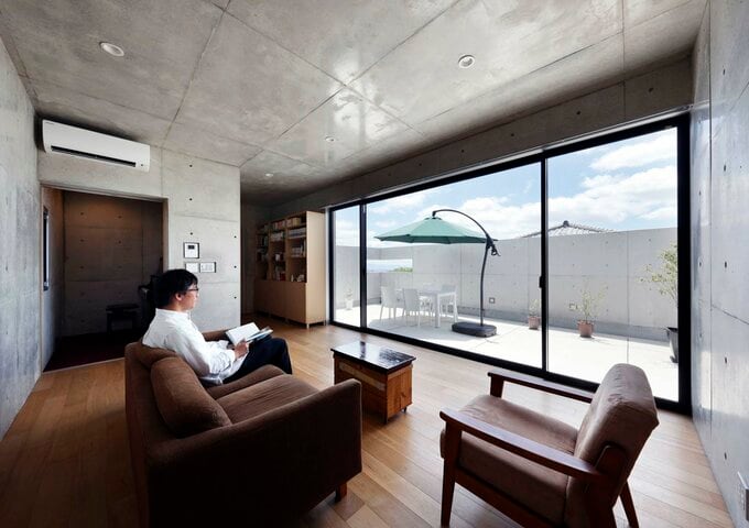 部屋からアウトドアリビングを見る