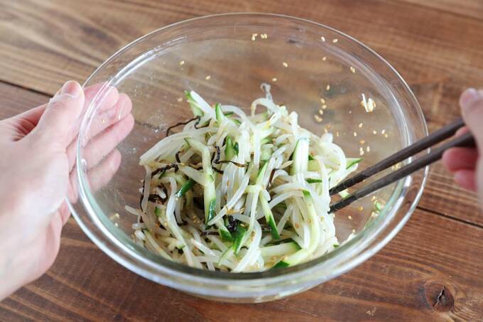 キュウリとモヤシを和える