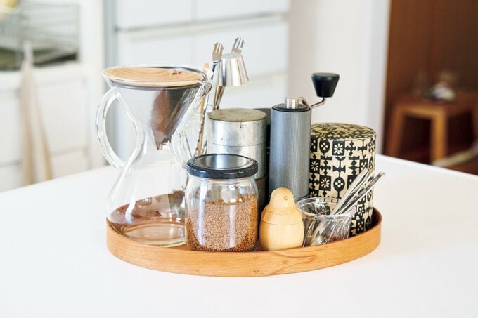 トレイにまとめられたコーヒー・ティー用品