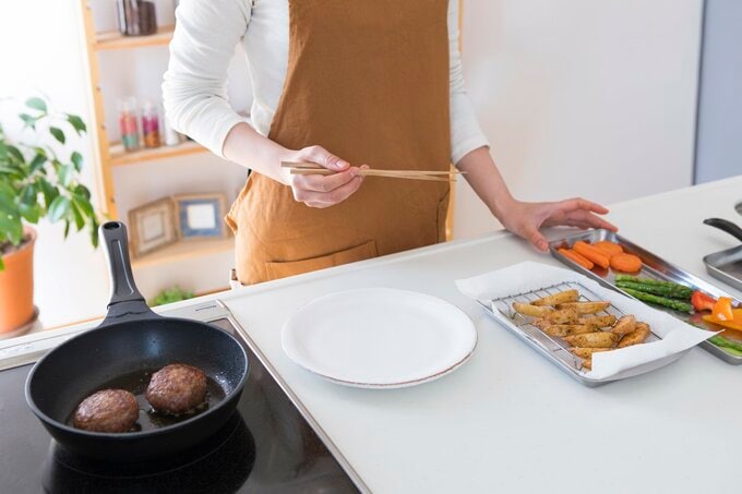 弁当をつくる女性