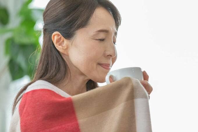 飲み物を飲む女性
