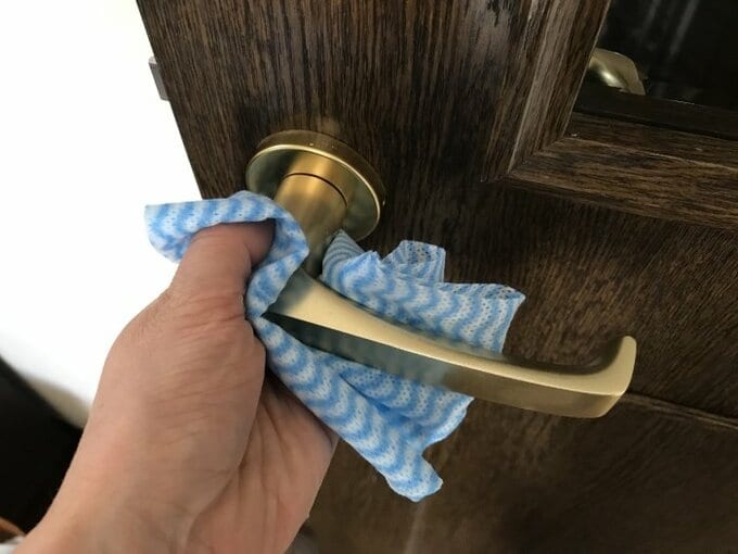 ドアノブをタオルでふく