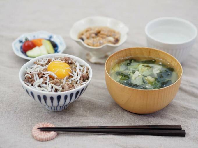 卵・しらすの雑穀米ご飯、具だくさんみそ汁、納豆、ぬか漬け