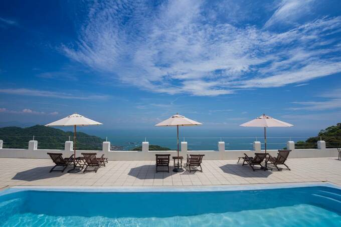 プールにパラソルつきテーブル