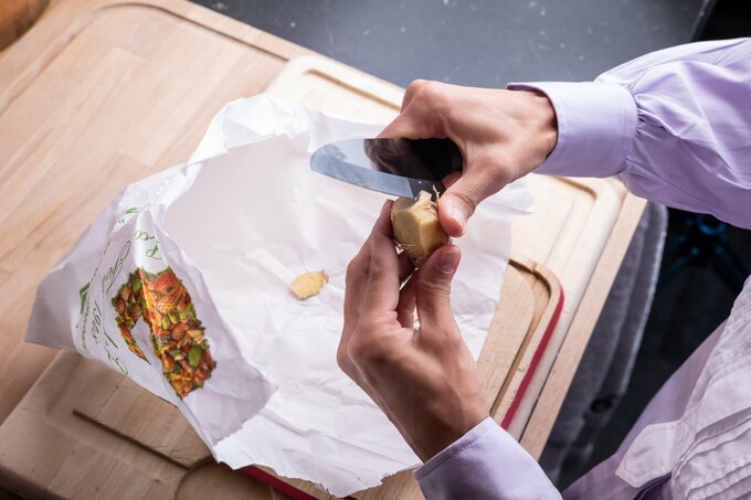 紙袋がくず入れに