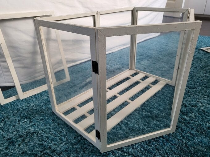 丁番で開閉フックをつけたフレームを本体に取りつける