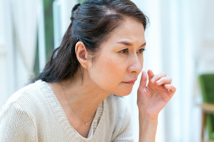 目に違和感がある女性