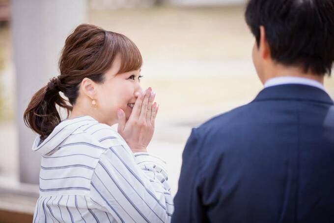 おしゃべりをする男女