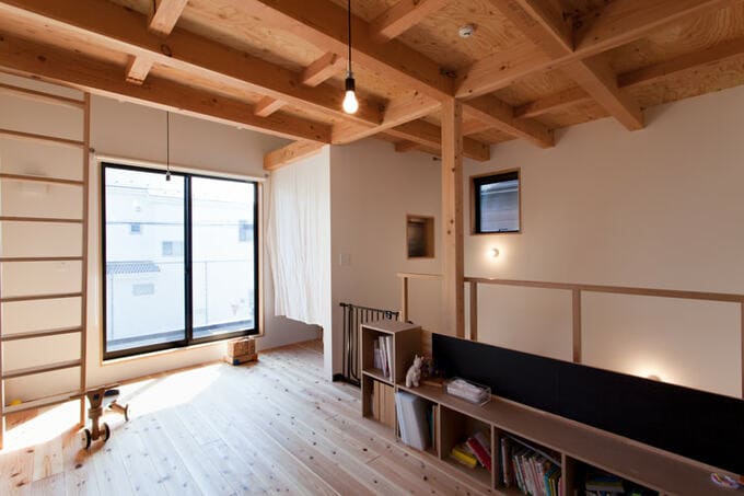 壁で仕切った収納スペースに設けた小窓