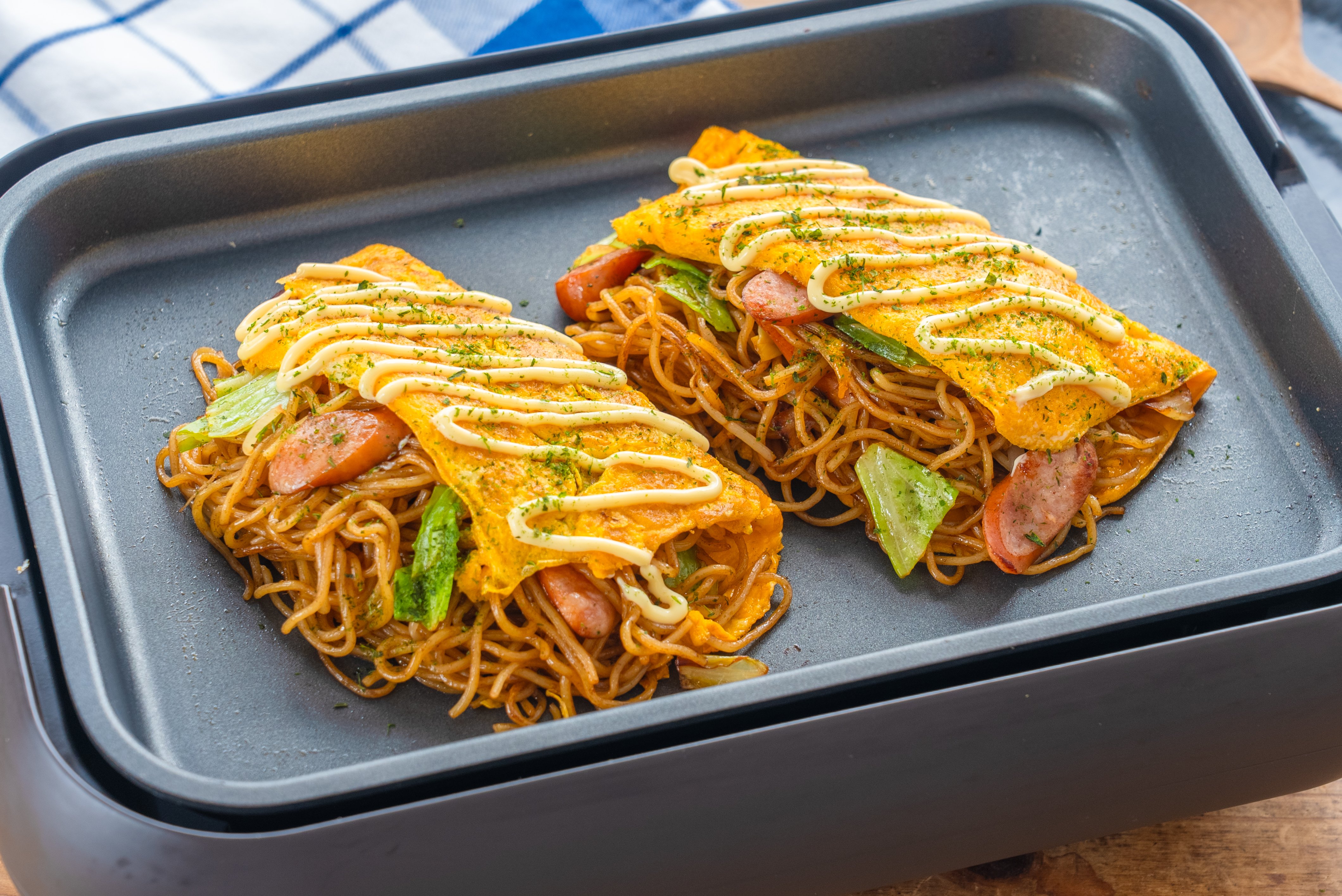 ホットプレートで簡単「オムそば」レシピ。手軽につくれて華やか、家族
