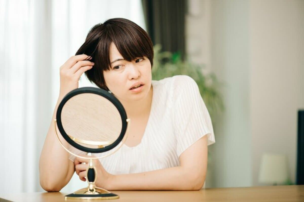 髪がごっそり抜ける「コロナ抜け毛」。20代女性が抱えた不安とその後 | ESSEonline（エッセ オンライン）