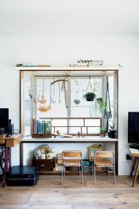 子どもイス2脚と窓