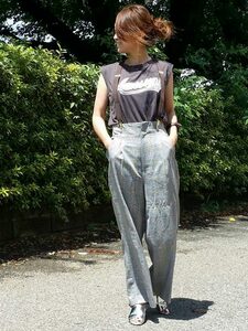 暗い色のトップスはノースリーブがおすすめ