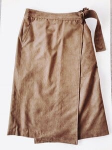 サイズが合わないバーゲン服も、取っておいたボタンでリサイズ可能