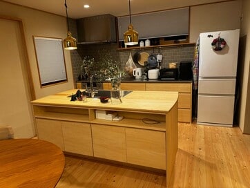 Ⅱ型の造作キッチンがあるLDK、こだわりは「夫婦で作業＆リビングの片づけ」をラクに