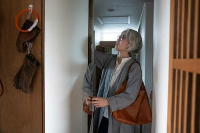 50代ひとり暮らし、手放したらラクになった日用品5つ。マット類もゴミ箱も減らしてスッキリ