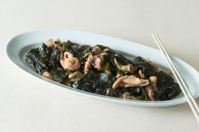 「乾燥ワカメ」が主役・豚肉とワカメの炒め物。ご飯との相性抜群<長谷川あかりさんレシピ>