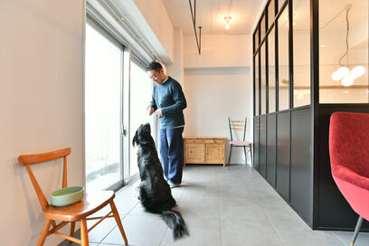 【マンションリノベ事例】愛犬を第一にキッチンは誤飲を防ぐガラス入りパーティション、床も滑りにくい素材に
