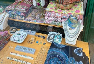 日本とフランスでこんなに違う「アクセサリー」事情。生まれて最初にもらうのは金のメダルネックレス