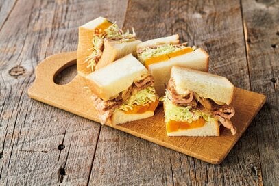 みんな大好きショウガ焼きをサンドイッチに。野菜たっぷりで大満足