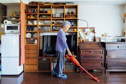 70代・ひとり暮らしで「やめてラクになった」家事3つ。重い掃除機も3食手づくりも手放した