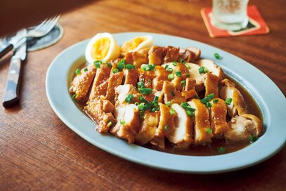 山本ゆりさんの「鶏のオイルしょうゆ蒸し」。冷凍したお肉をそのまま使えて簡単