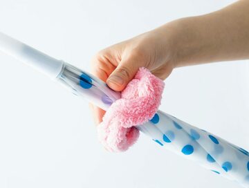 傘の水滴防止に専用シュシュ。目印にもなって便利！
