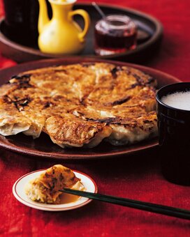 絶品ギョーザをつくるコツ。焼くときに熱湯を注いで皮をもっちりに