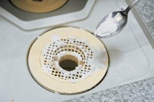 排水口に重曹をふりかけてヌメリ防止