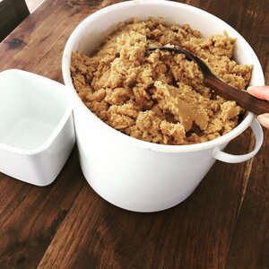 手づくりの水煮大豆を使ってつくったみそ
