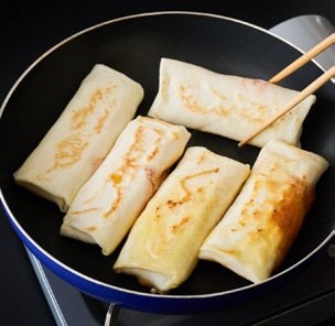 ブリトーをフライパンで焼くところ