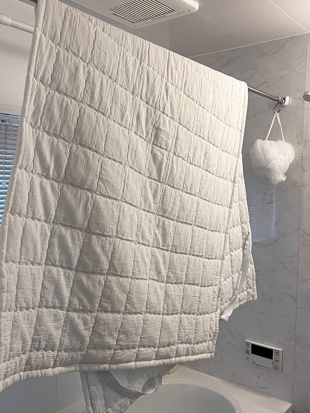 寝具をいったん浴室干し