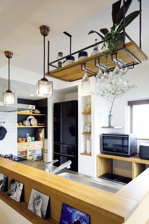 オープンキッチンの上部に吊り戸棚