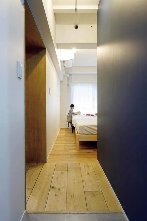 ベッドを3台並べることができる広い寝室