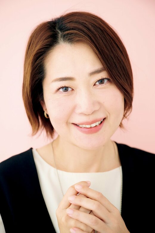 ほほえむ女性