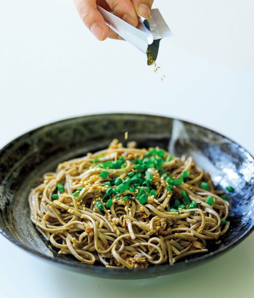 麺料理にごまをかける様子