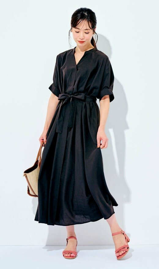 黒いワンピースを着た女性