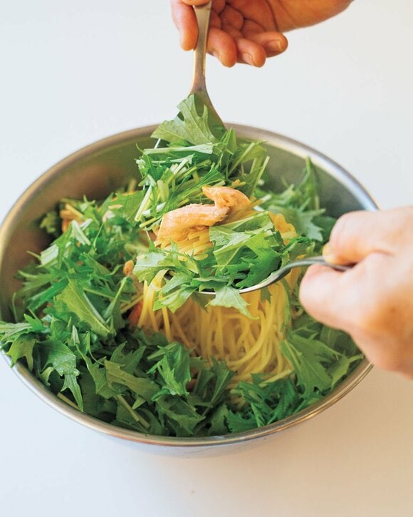 ボウルにパスタとミズナ