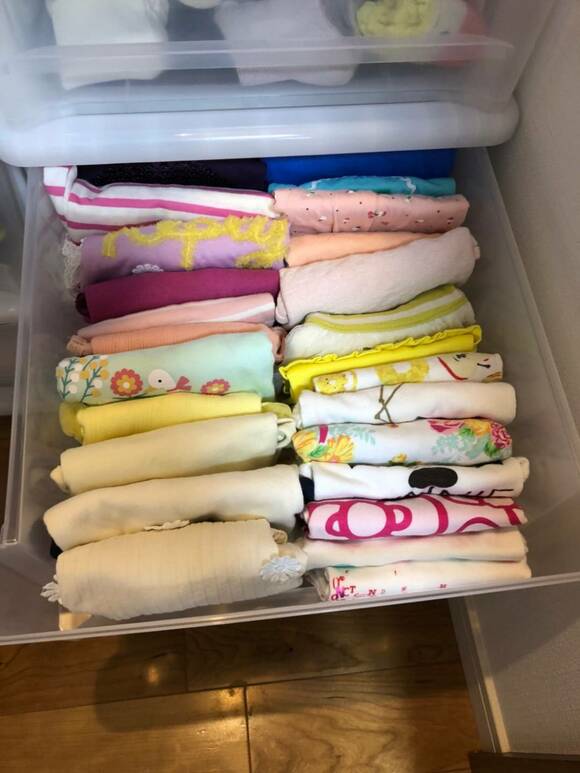 引き出しにたたんだ服