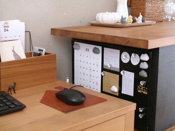 このボードは、パソコンデスク横の棚側面に、はがせる両面テープを使ってはりつけ