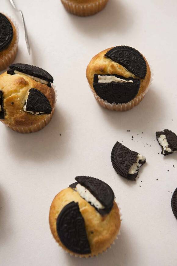 ココアクッキーマフィンと砕けたクッキー