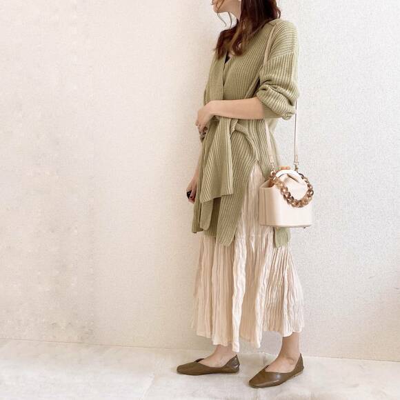 チュニック丈のカシュクールニットと合わせたコーデ