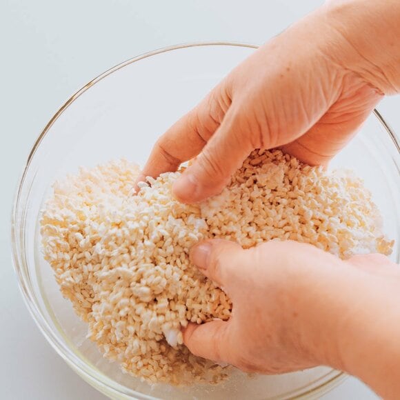 ボウルに入った調味料を混ぜる