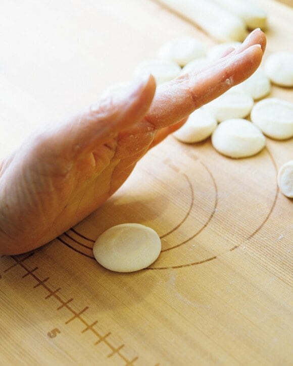 手のひらで生地を押す