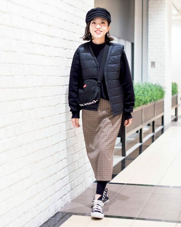 チェックスカート女性