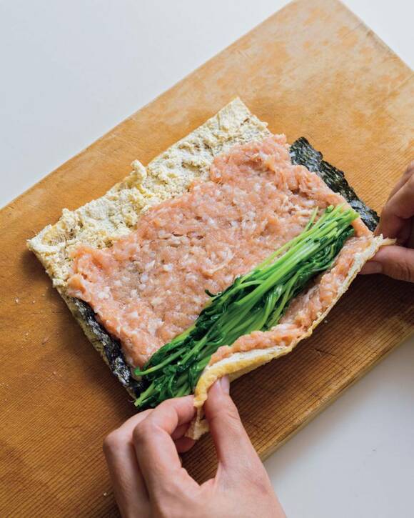 油揚げで具材を巻く