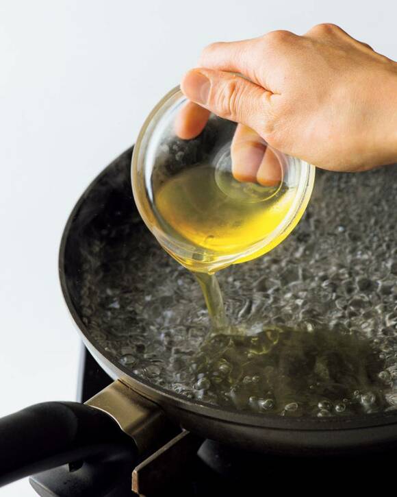 フライパンにサラダ油を入れる