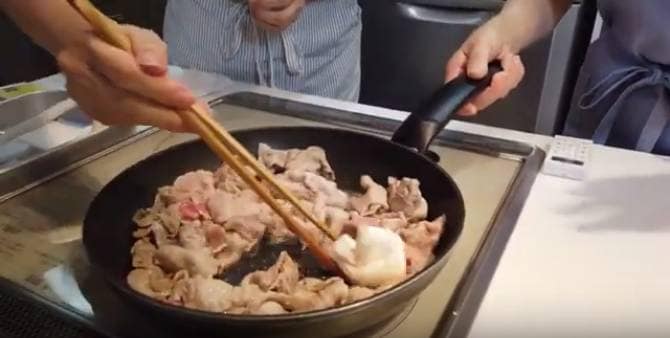 フライパンの上にお肉とペーパータオル