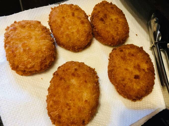 コロッケの粗熱をとる