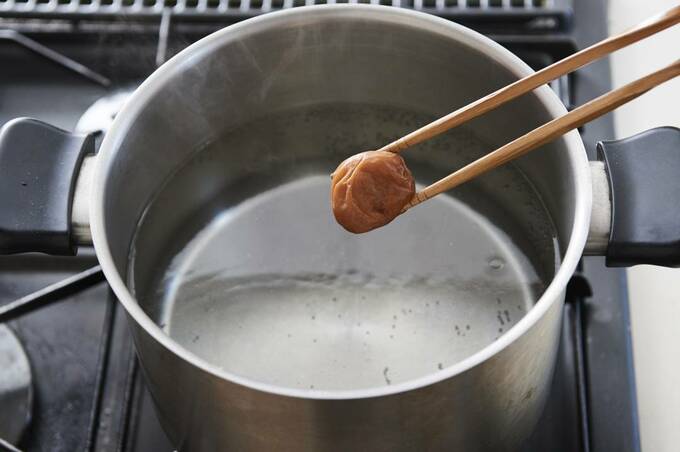 梅干しを箸で持つ様子